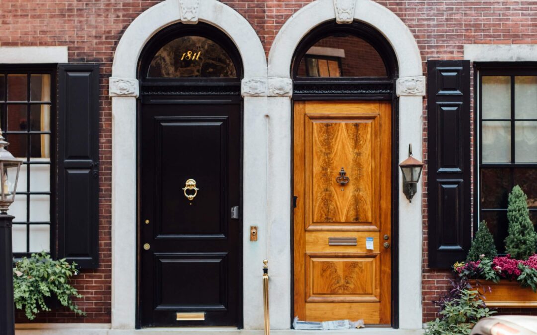 Personalizando la entrada a casa: herrajes de puertas